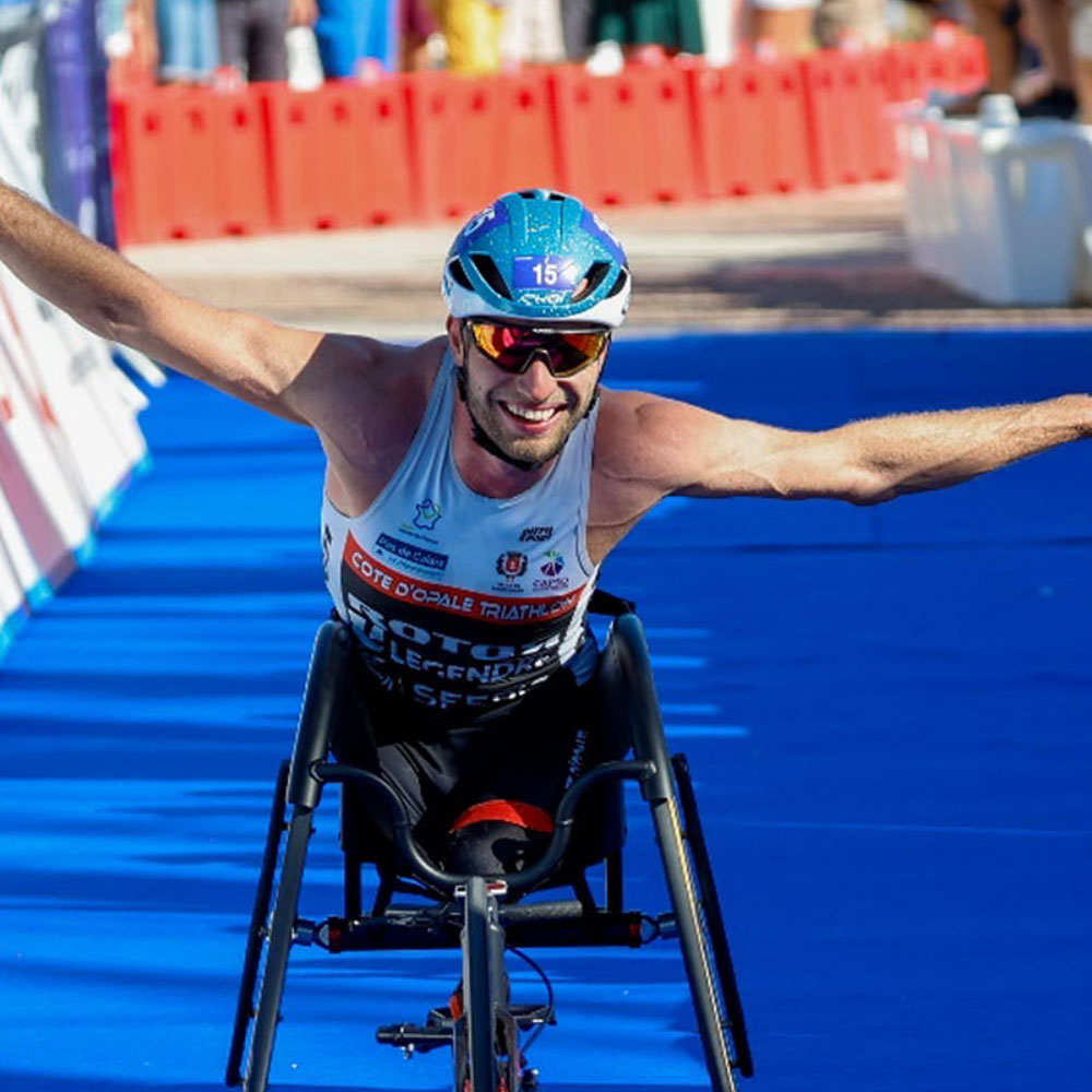 Louis NOËL passant la ligne d'arrivée du triathlon